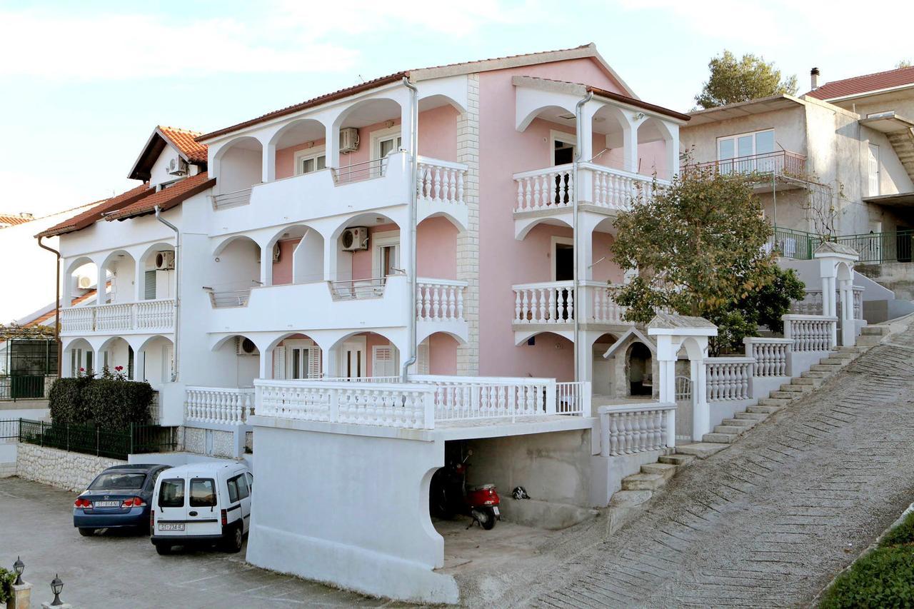טרוגיר Apartments Iva מראה חיצוני תמונה